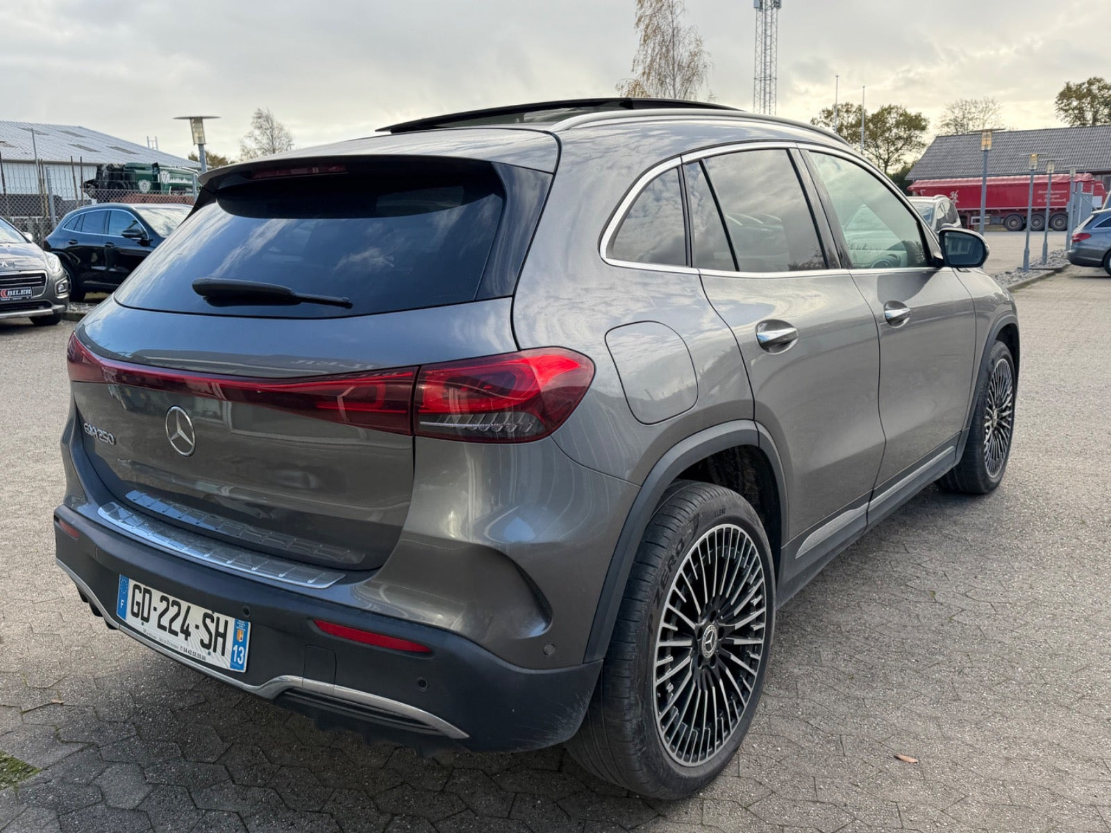 Grå Mercedes EQA250 fra 2022