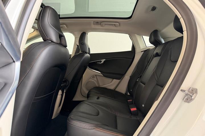 Hvid Volvo V40 CC fra 2014