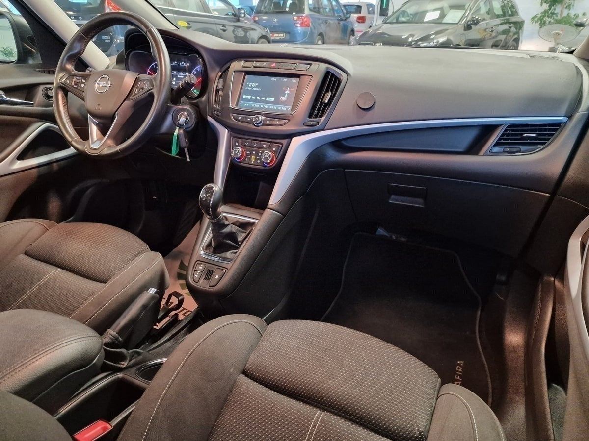Sort Opel Zafira Tourer fra 2018