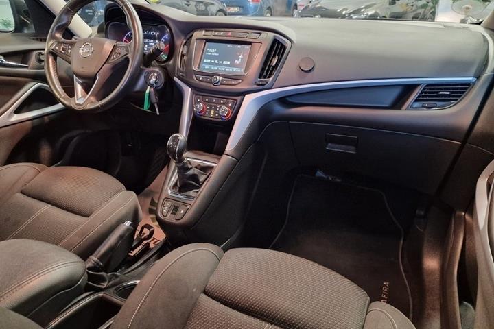 Sort Opel Zafira Tourer fra 2018