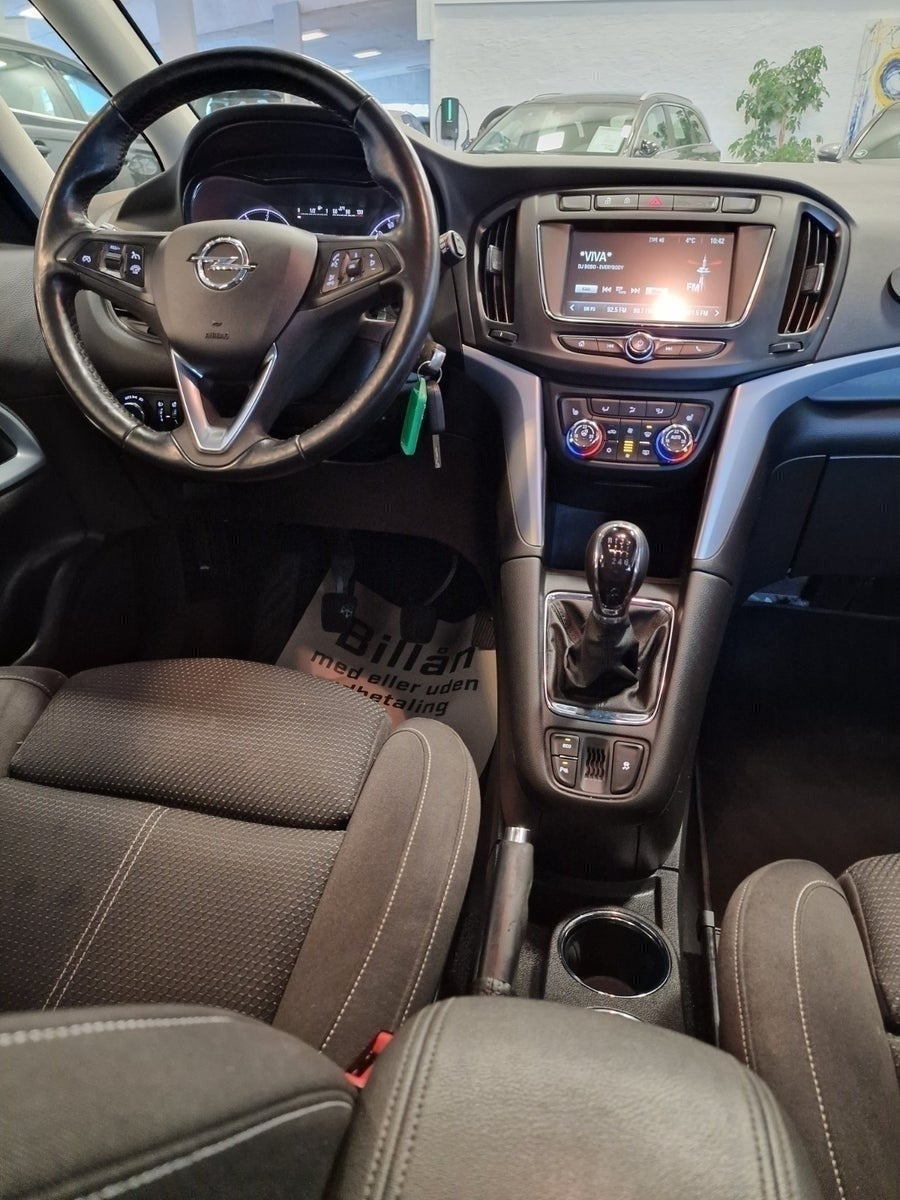 Sort Opel Zafira Tourer fra 2018