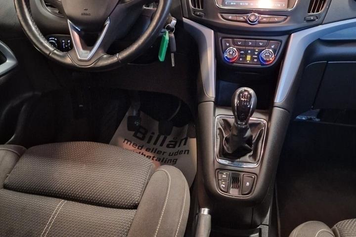 Sort Opel Zafira Tourer fra 2018