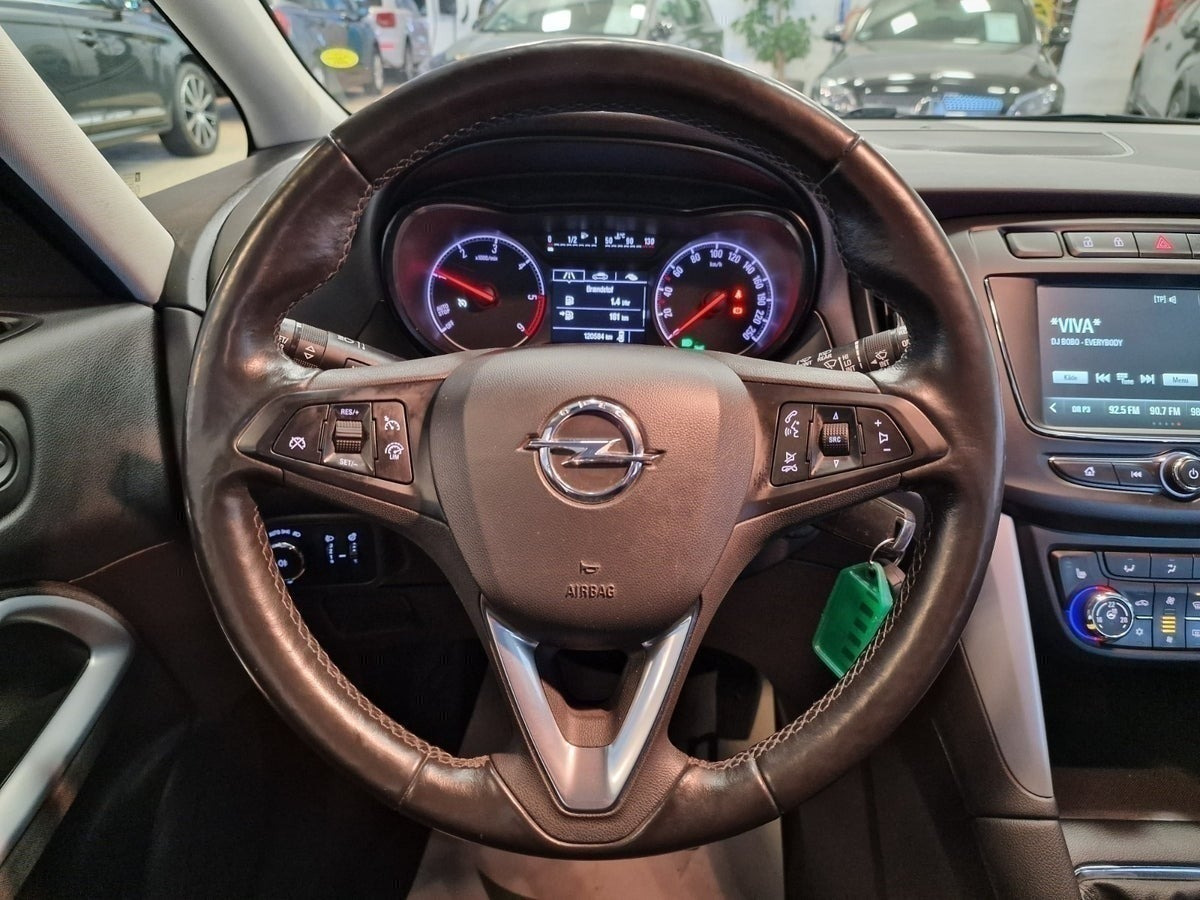 Sort Opel Zafira Tourer fra 2018