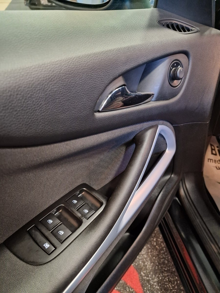Sort Opel Zafira Tourer fra 2018