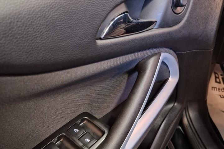 Sort Opel Zafira Tourer fra 2018