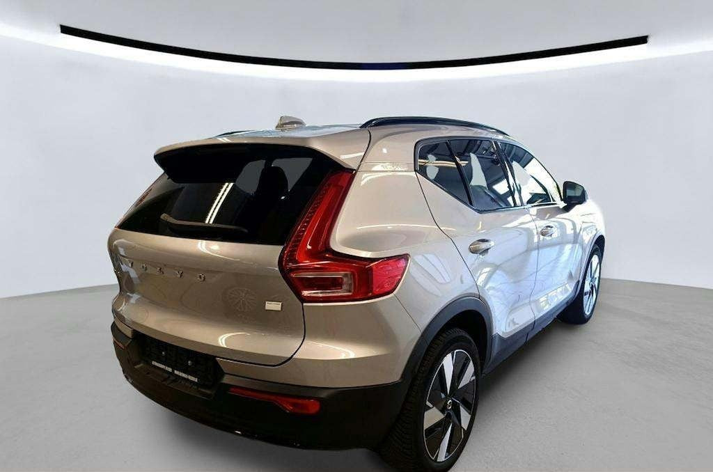 Sølv Volvo XC40 fra 2024