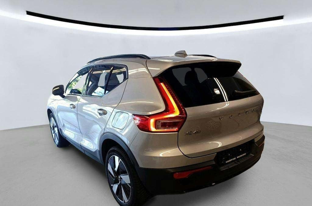 Sølv Volvo XC40 fra 2024