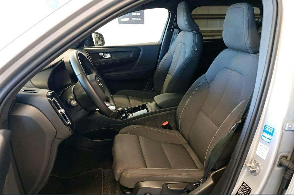 Sølv Volvo XC40 fra 2024