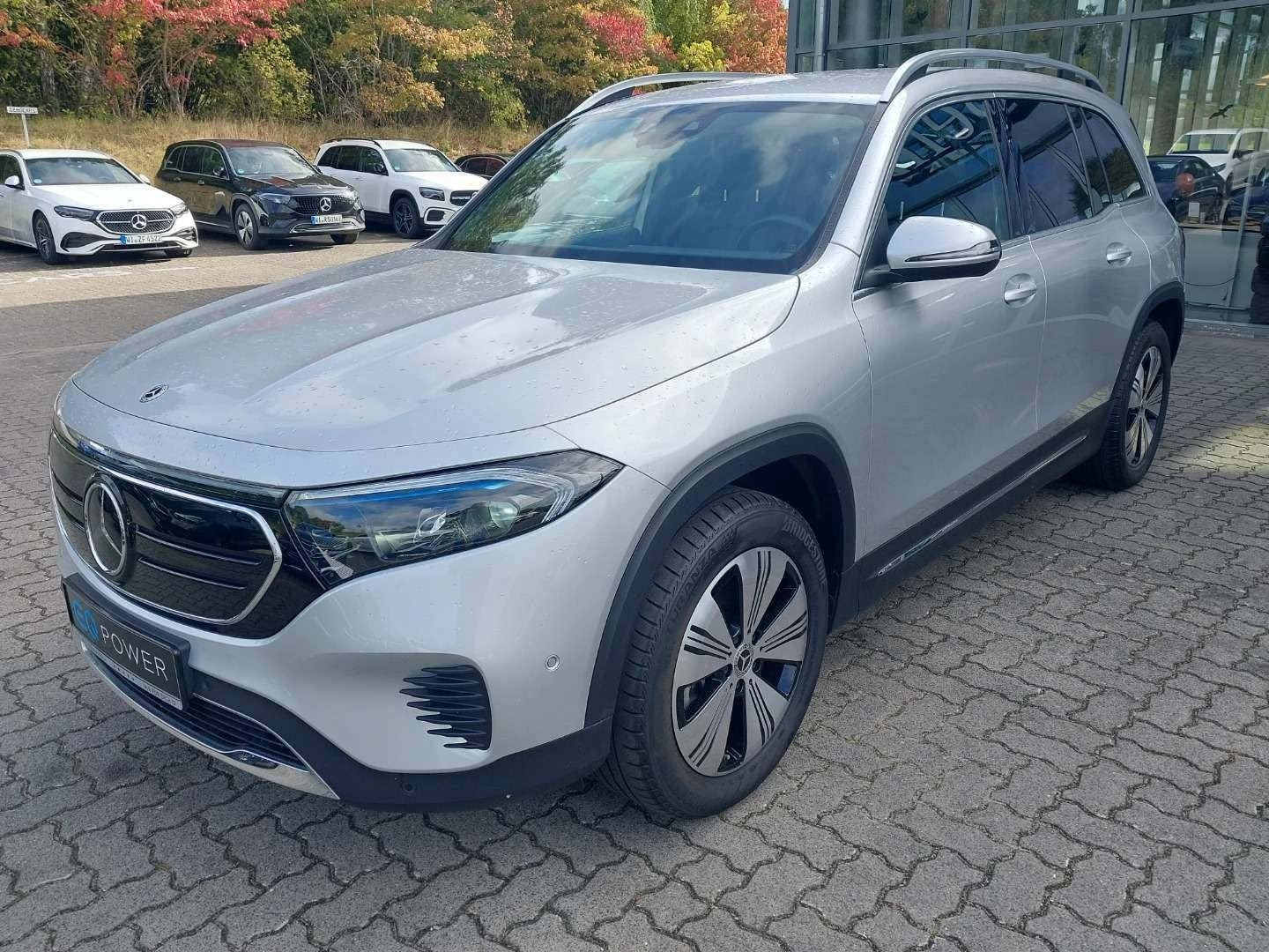 Sølv Mercedes EQB250 fra 2023