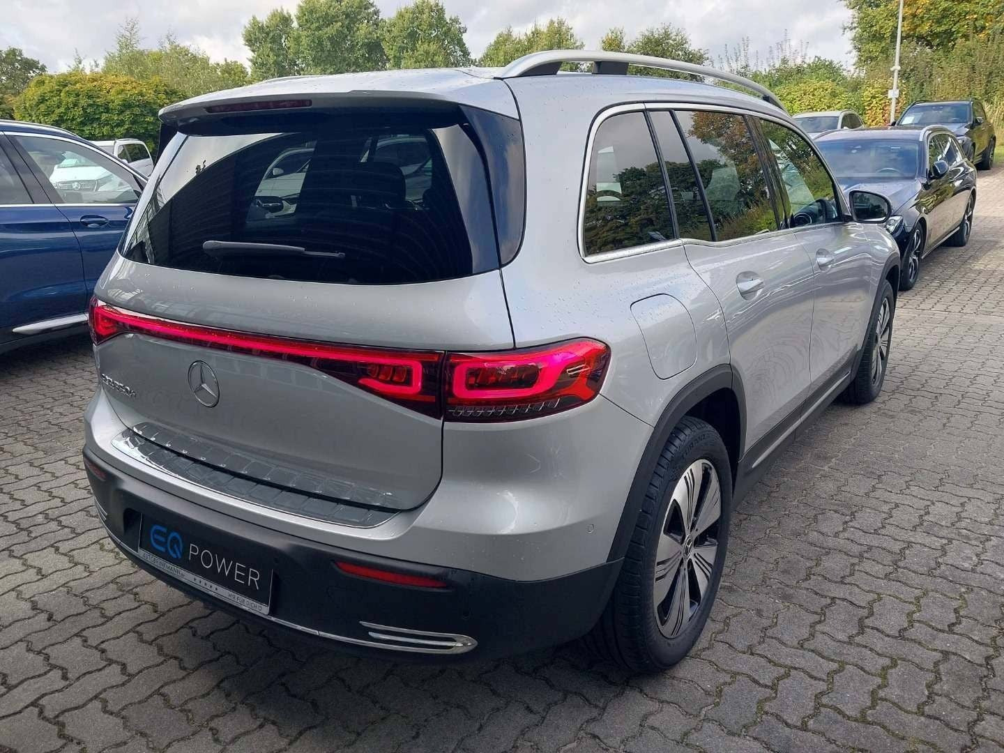 Sølv Mercedes EQB250 fra 2023