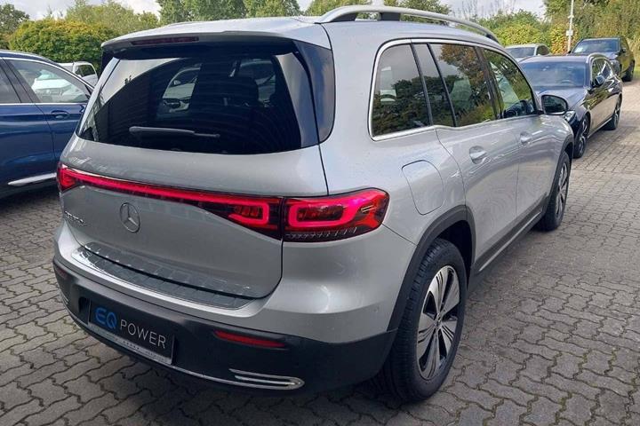 Sølv Mercedes EQB250 fra 2023