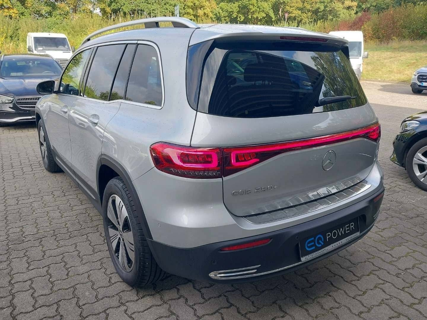 Sølv Mercedes EQB250 fra 2023