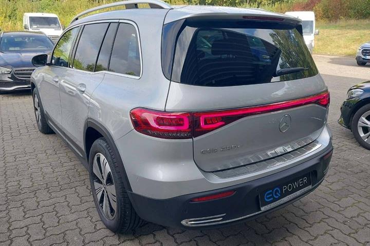 Sølv Mercedes EQB250 fra 2023