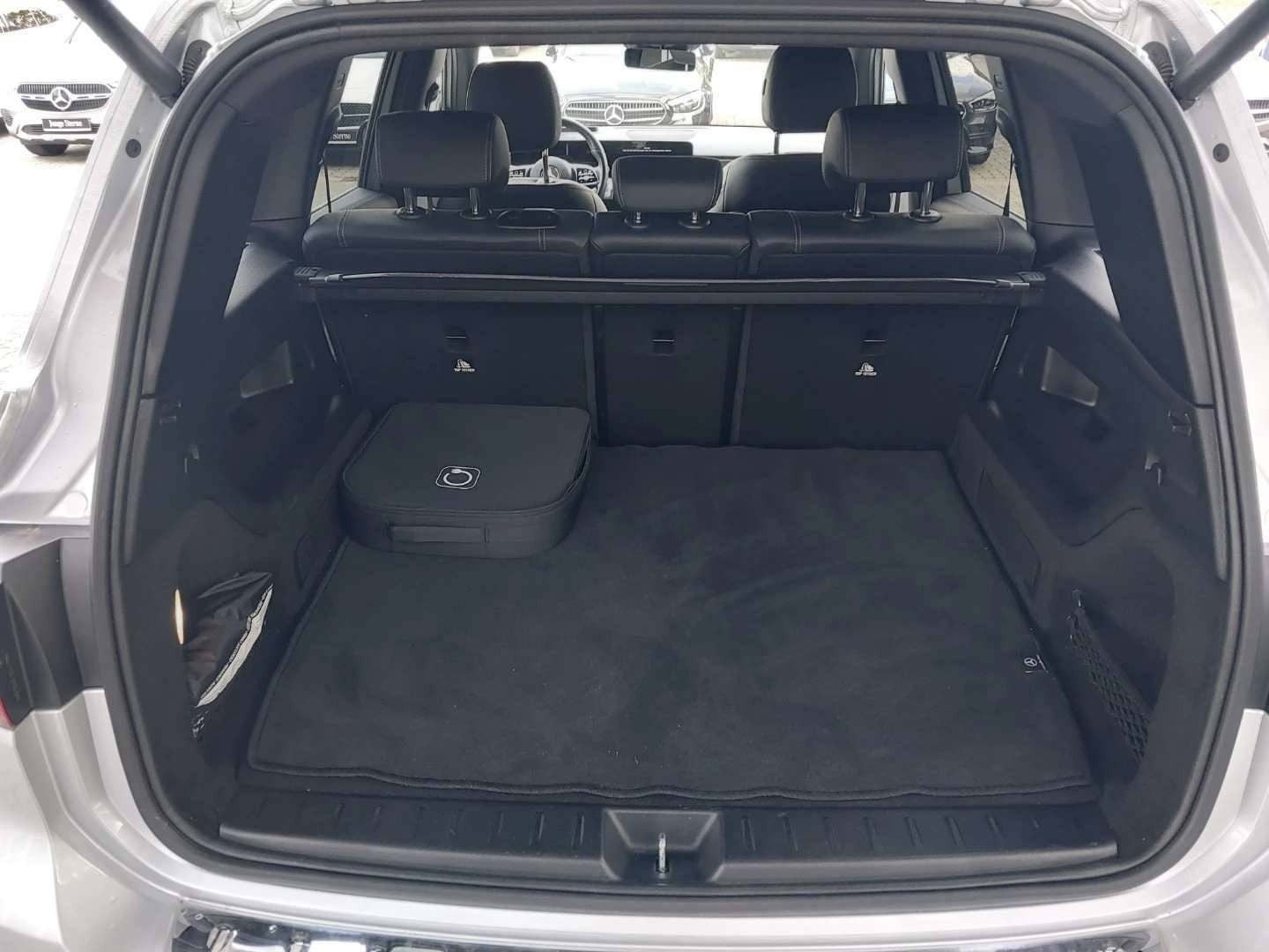 Sølv Mercedes EQB250 fra 2023