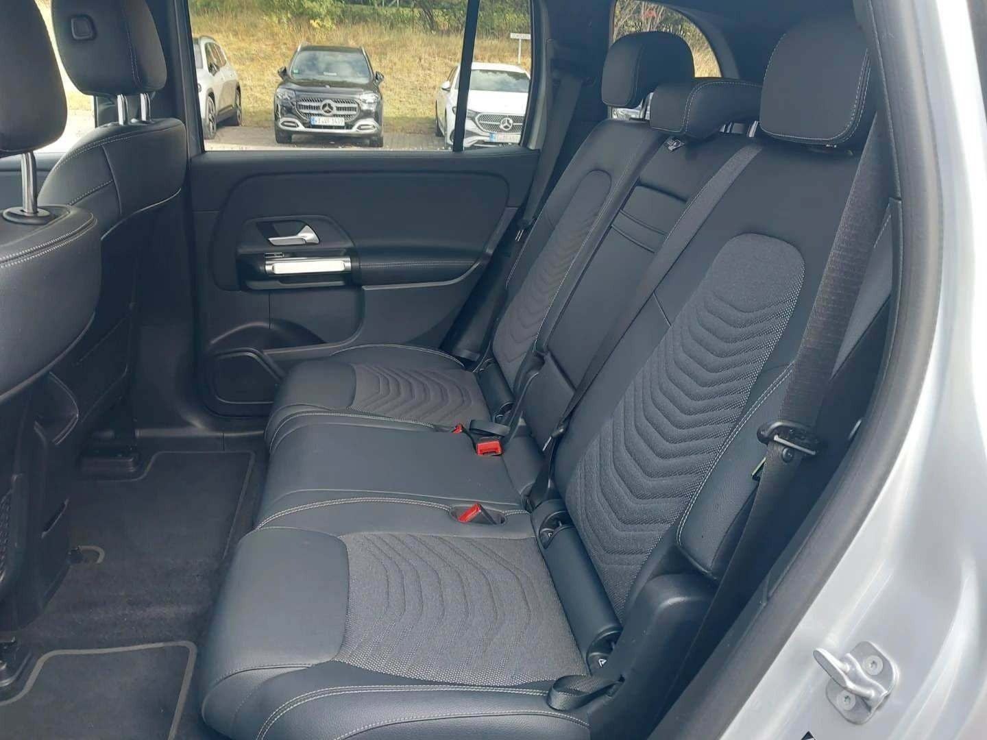 Sølv Mercedes EQB250 fra 2023
