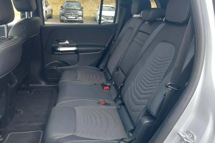 Sølv Mercedes EQB250 fra 2023