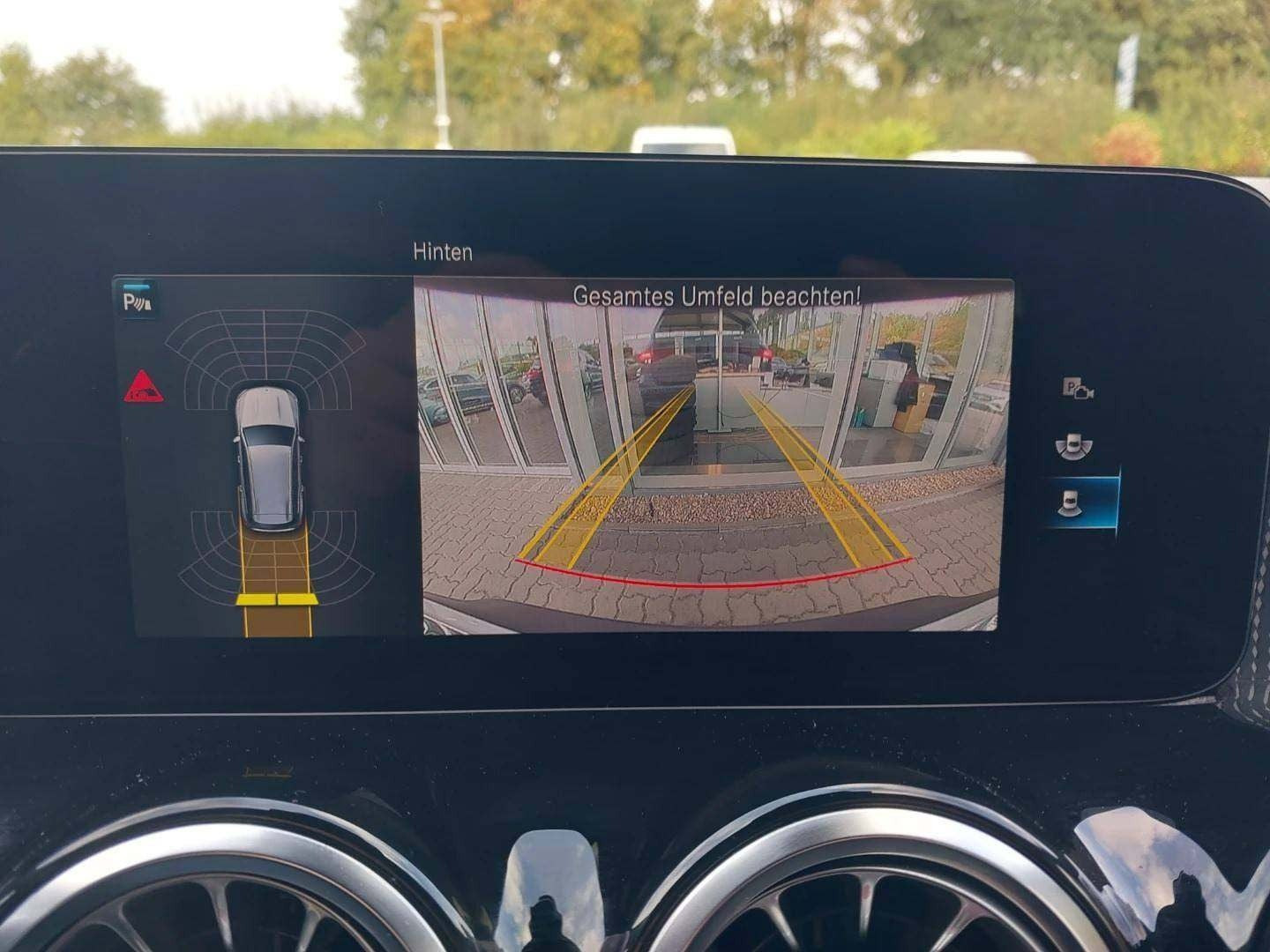Sølv Mercedes EQB250 fra 2023
