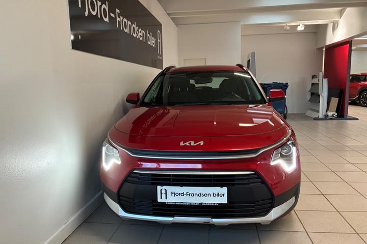 Rød Kia Niro fra 2023