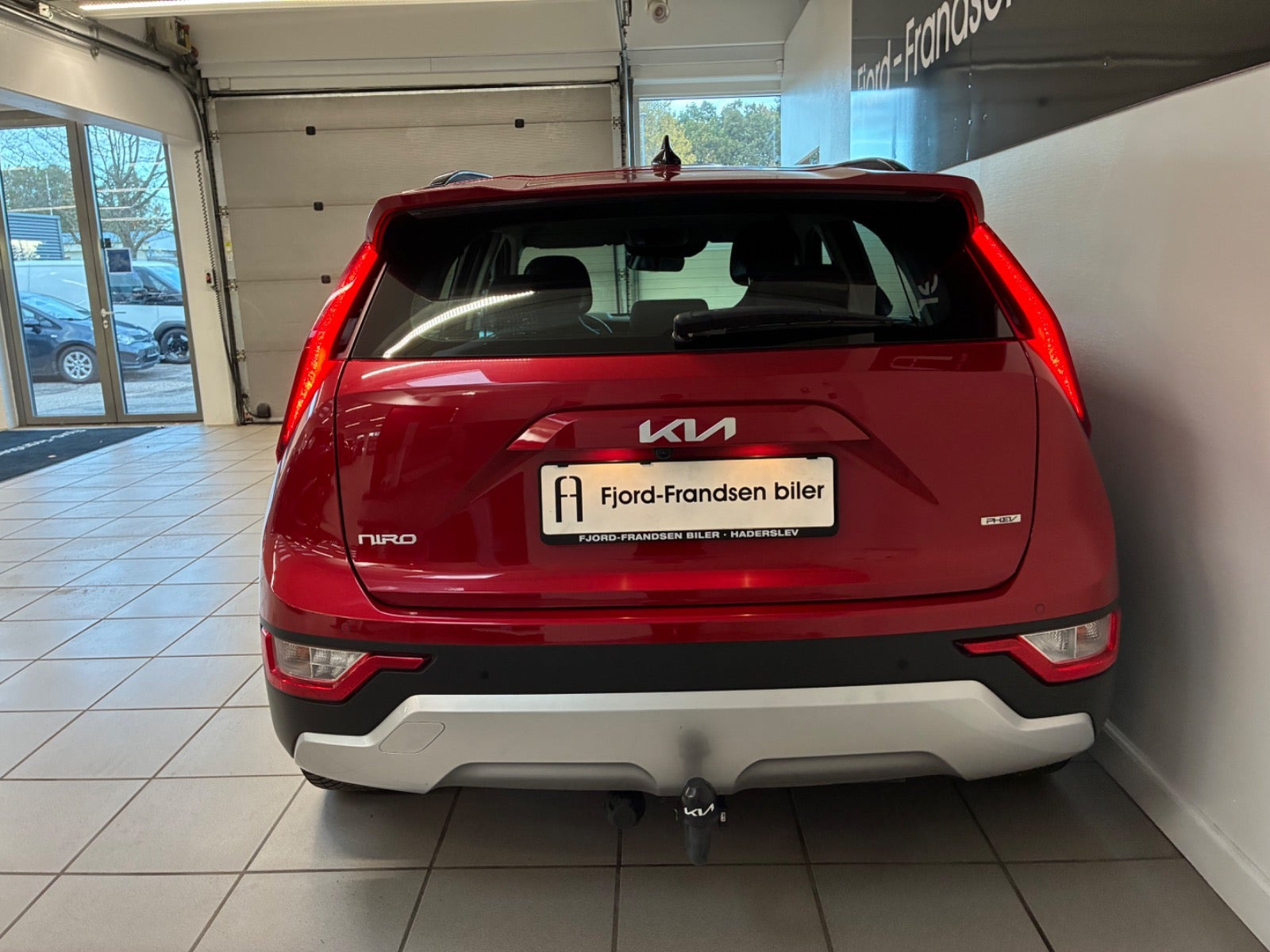 Rød Kia Niro fra 2023