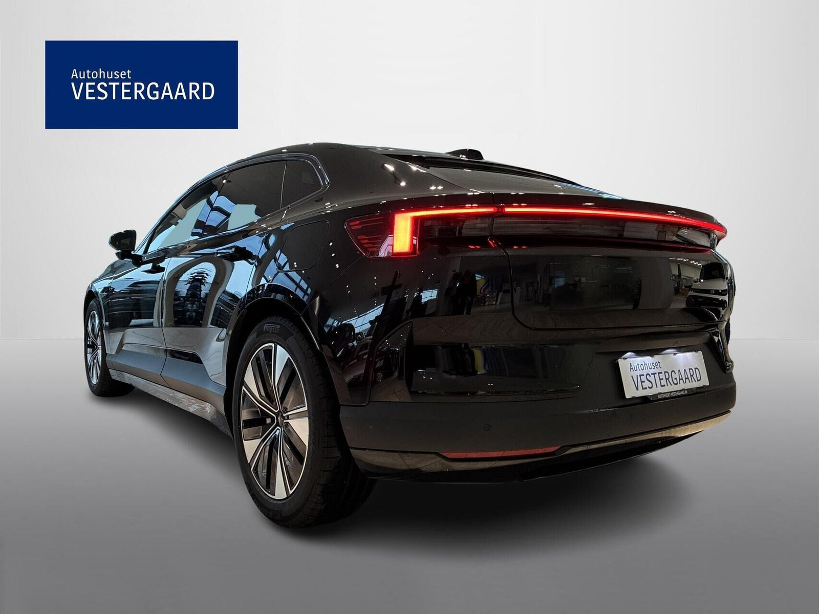 Sort Polestar 4 fra 2026