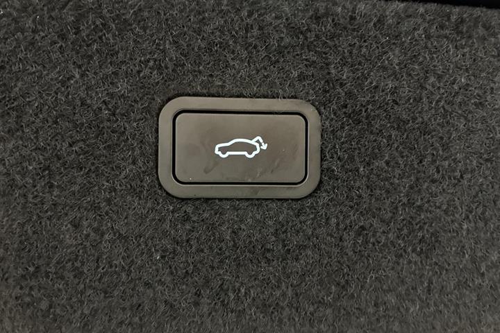 Sort Polestar 4 fra 2026