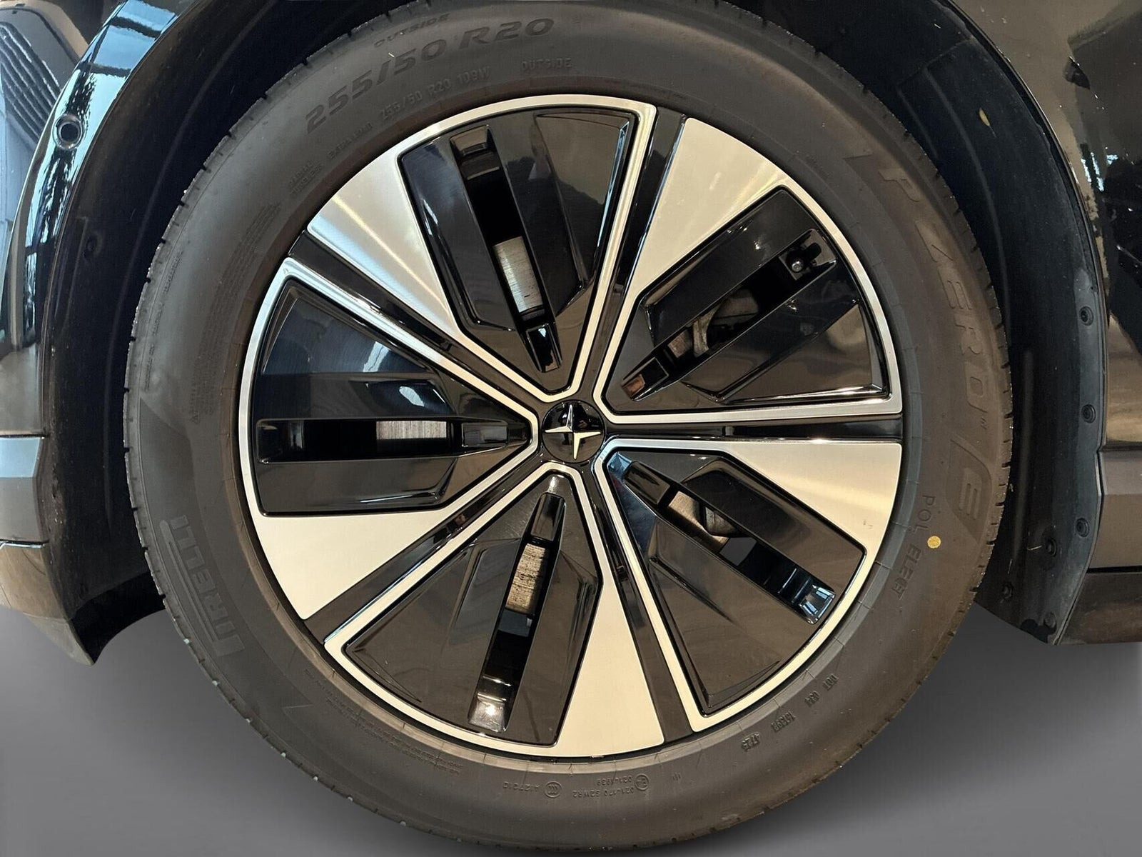 Sort Polestar 4 fra 2026