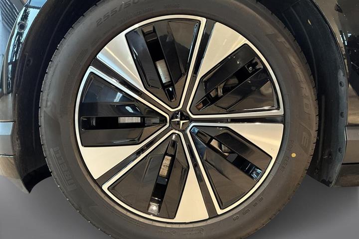 Sort Polestar 4 fra 2026