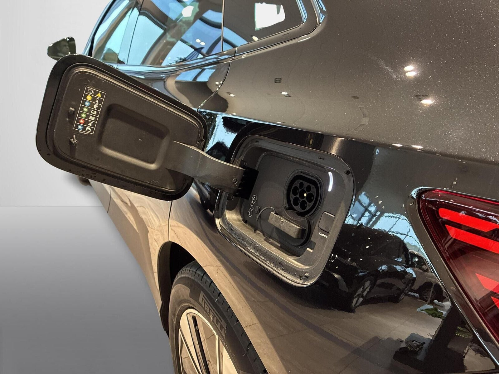 Sort Polestar 4 fra 2026