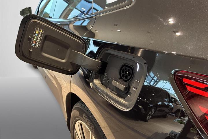 Sort Polestar 4 fra 2026