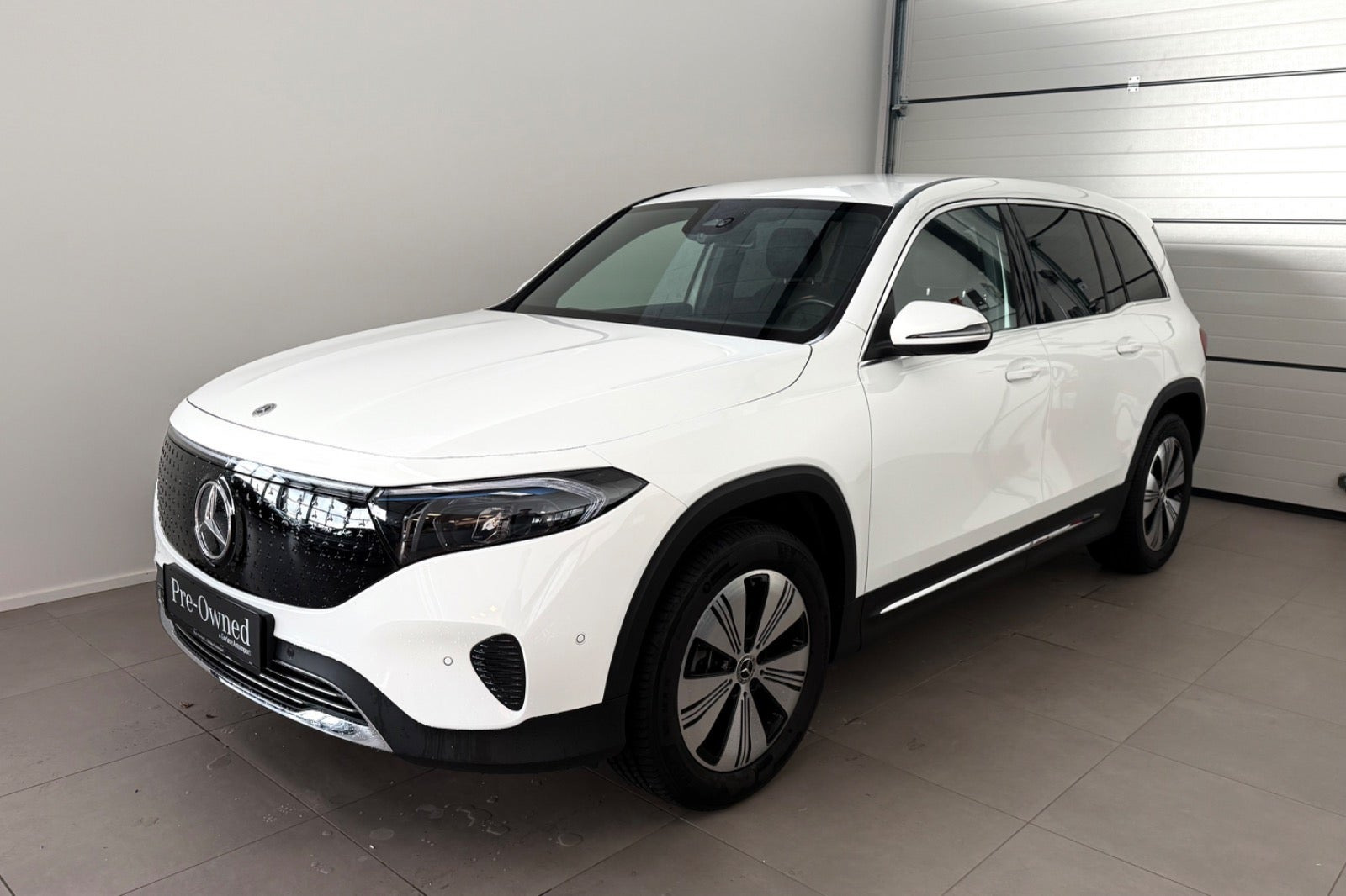 Hvid Mercedes EQB250+ fra 2026