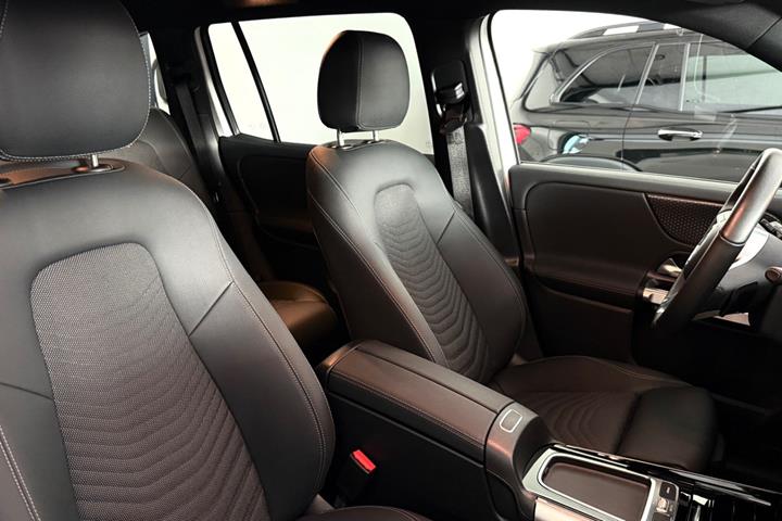 Hvid Mercedes EQB250+ fra 2026