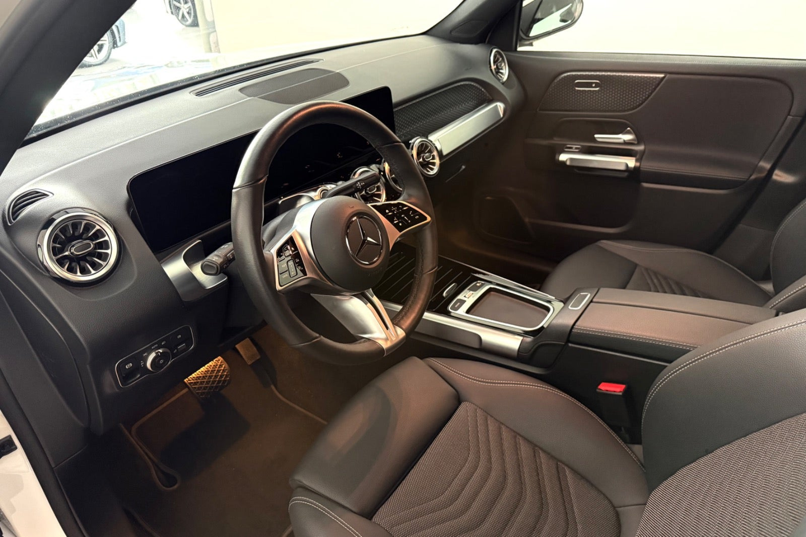 Hvid Mercedes EQB250+ fra 2026