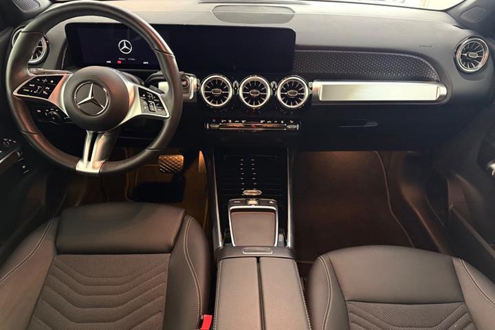 Hvid Mercedes EQB250+ fra 2026