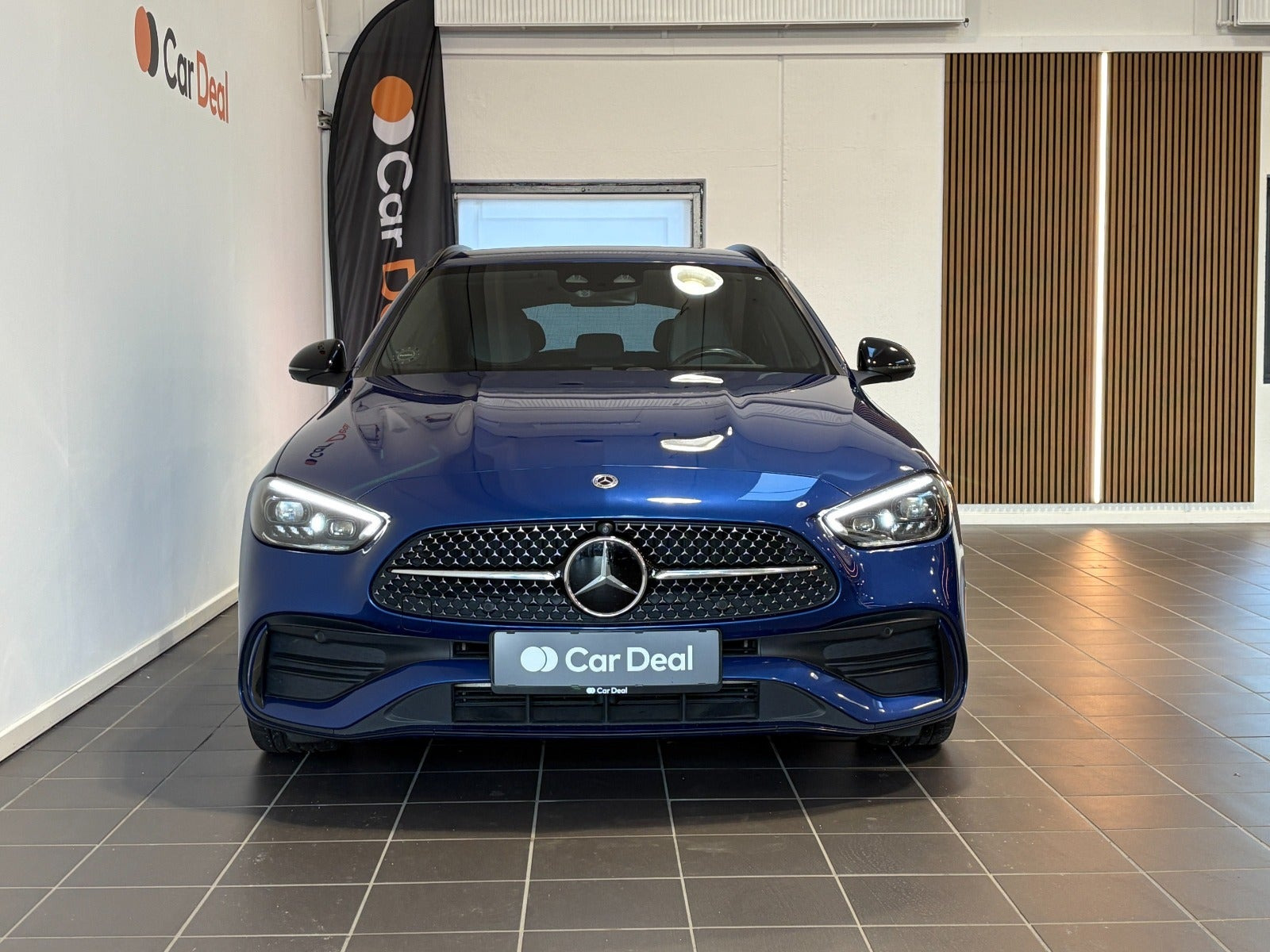 Blå Mercedes C300 e fra 2023