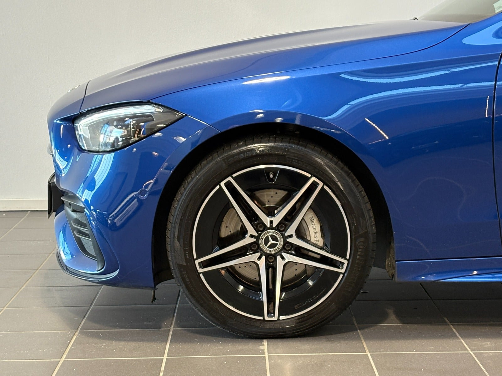 Blå Mercedes C300 e fra 2023