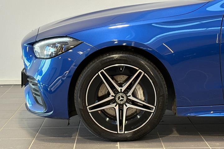 Blå Mercedes C300 e fra 2023