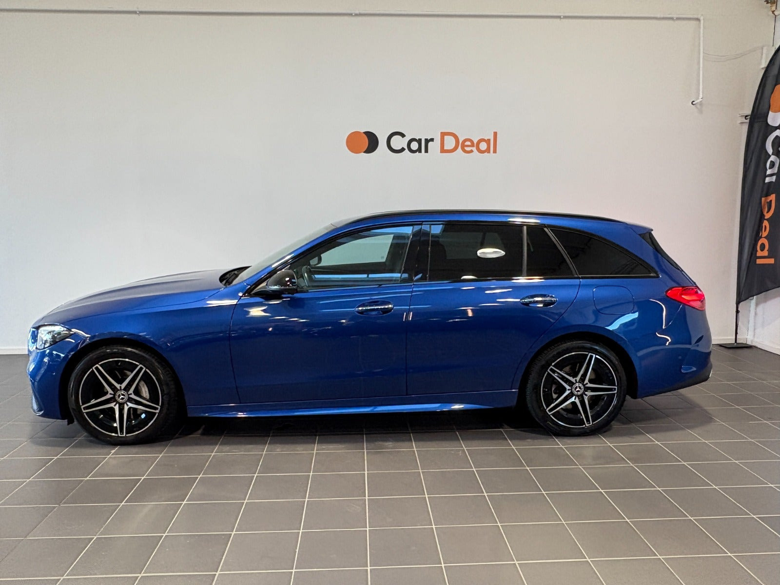 Blå Mercedes C300 e fra 2023
