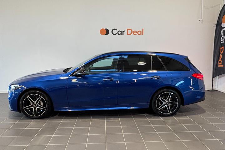 Blå Mercedes C300 e fra 2023