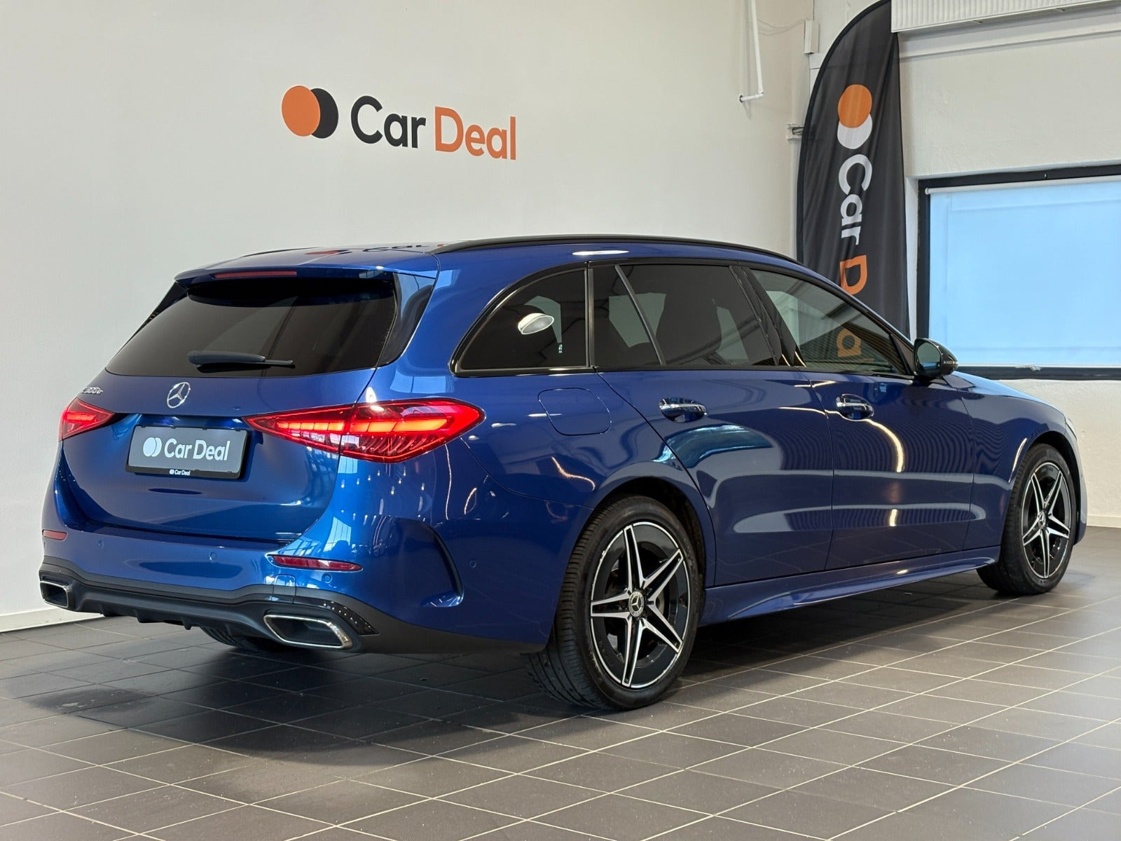 Blå Mercedes C300 e fra 2023