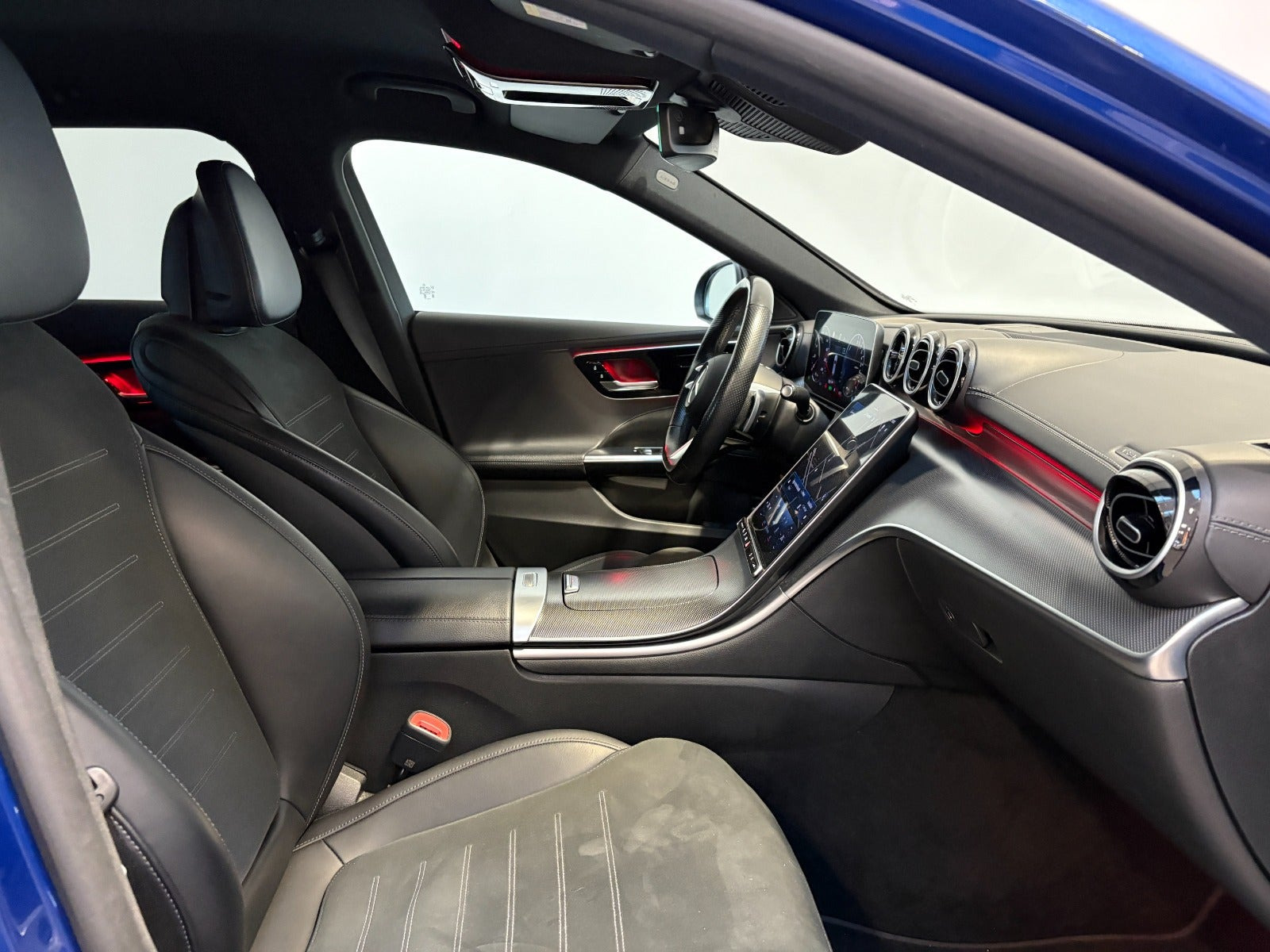 Blå Mercedes C300 e fra 2023