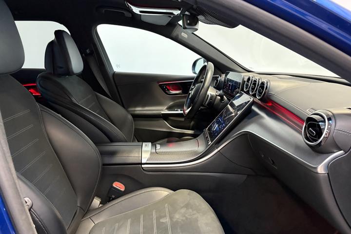 Blå Mercedes C300 e fra 2023