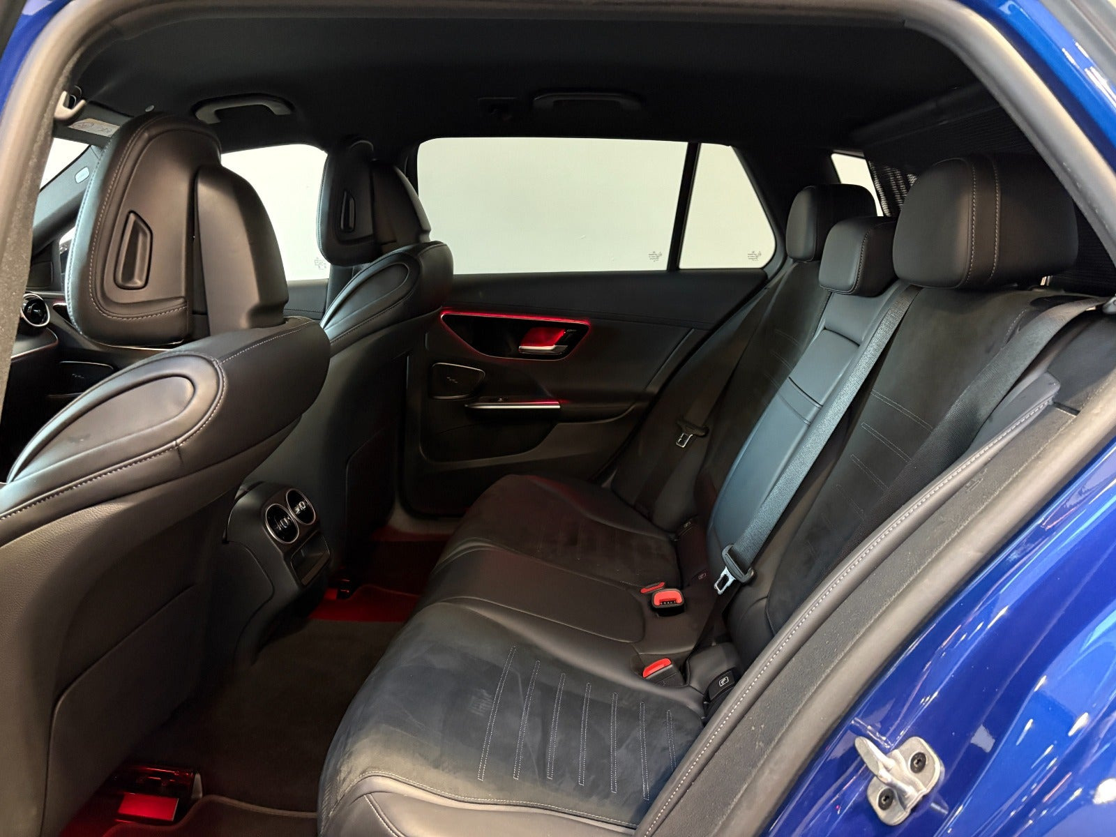 Blå Mercedes C300 e fra 2023