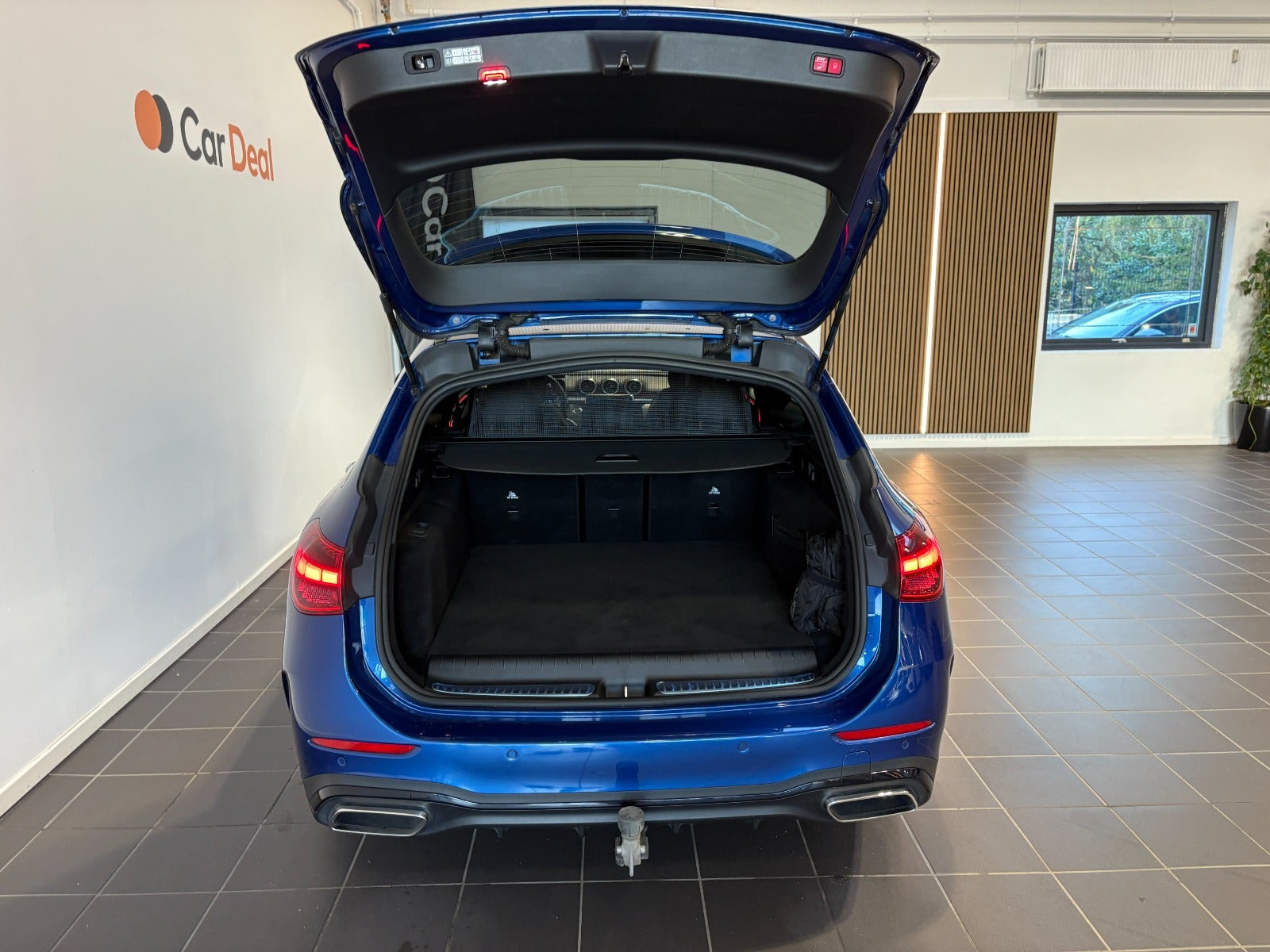 Blå Mercedes C300 e fra 2023