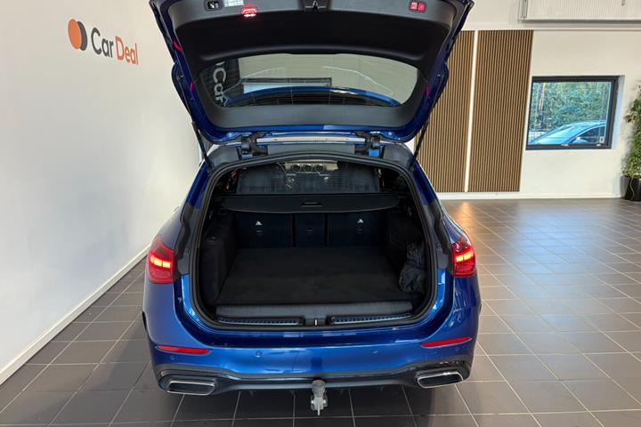 Blå Mercedes C300 e fra 2023