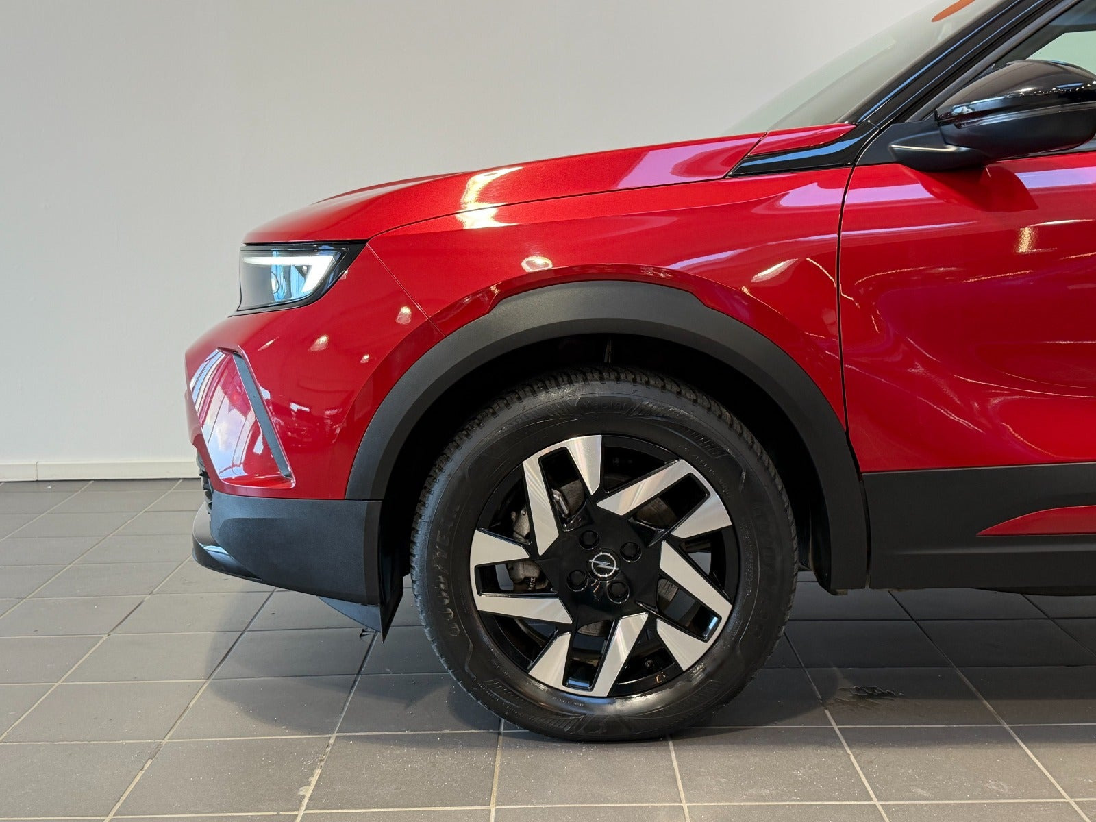 Rød Opel Mokka-e fra 2023