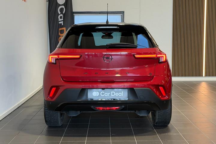 Rød Opel Mokka-e fra 2023