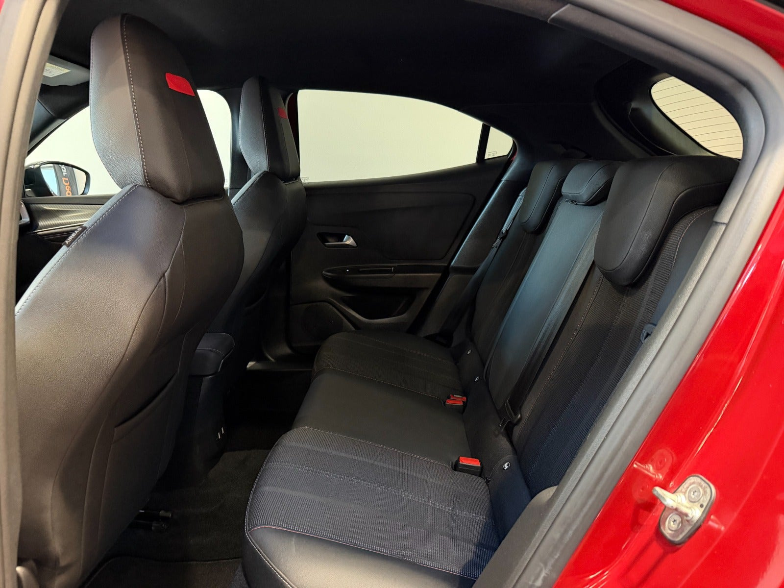 Rød Opel Mokka-e fra 2023