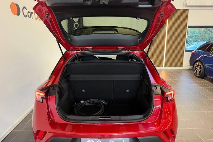 Rød Opel Mokka-e fra 2023