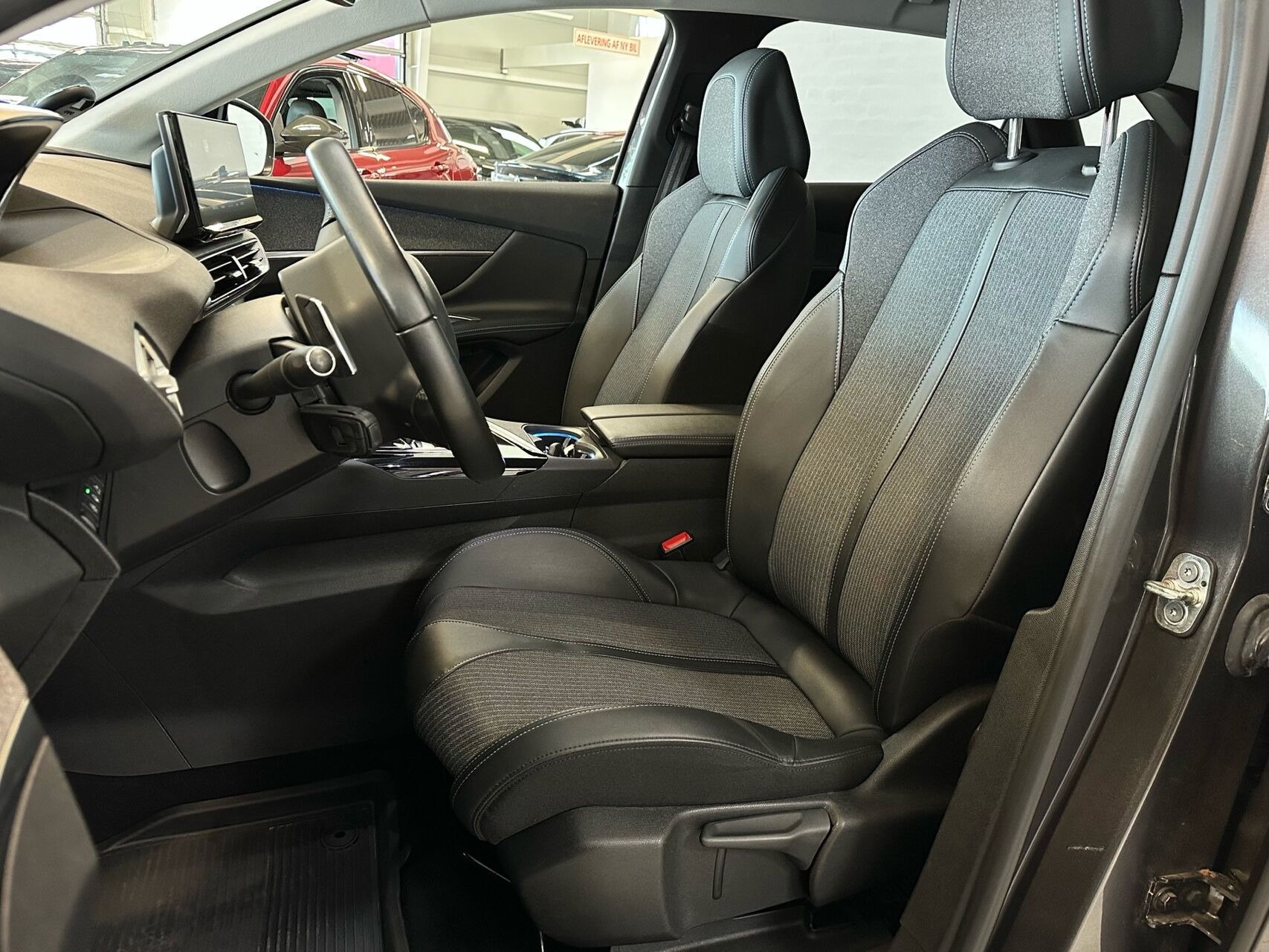 Grå Peugeot 3008 fra 2020