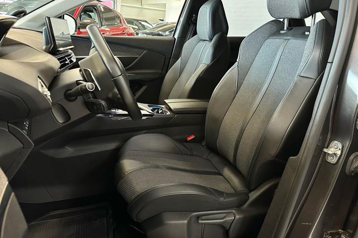 Grå Peugeot 3008 fra 2020